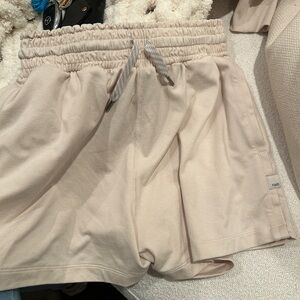 Vuori Lounge Set – Sweatshirt + Shorts | Neutral Beige